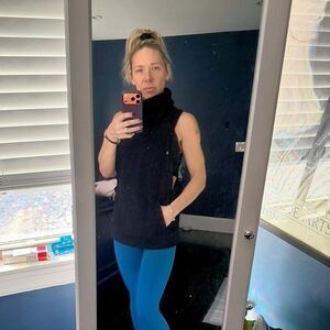 Alo Yoga Sleeveless Sherpa Cowl Neck Hoodie Vest Black Medium HTF